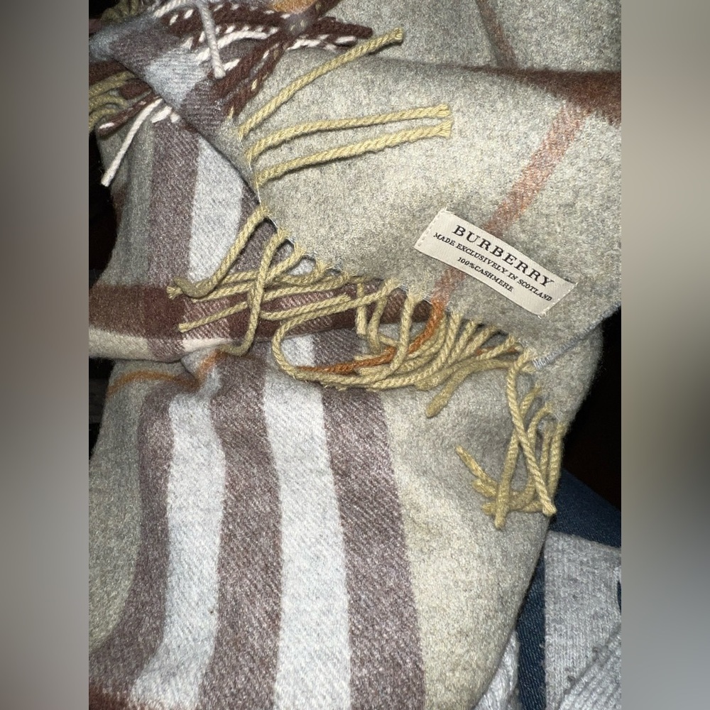 Authentic Burberry Classic big check cashmere unisex scarf - Picture 4 of 7